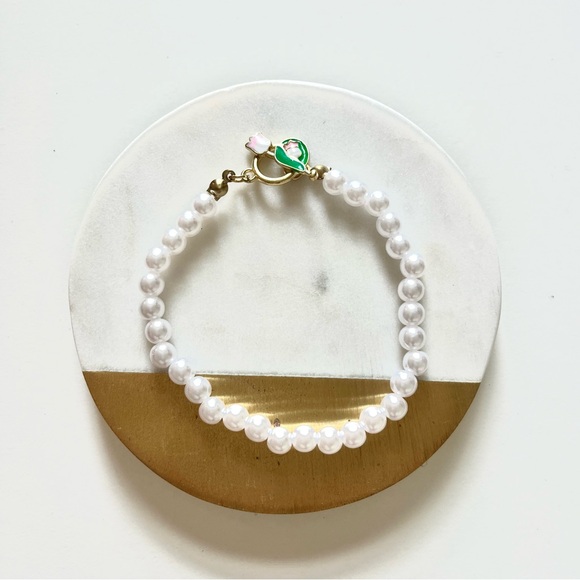 Fake Pearl with Gold Tone Hardware Tulip Clasp  Costume Jewelry Bracelet - Picture 1 of 4